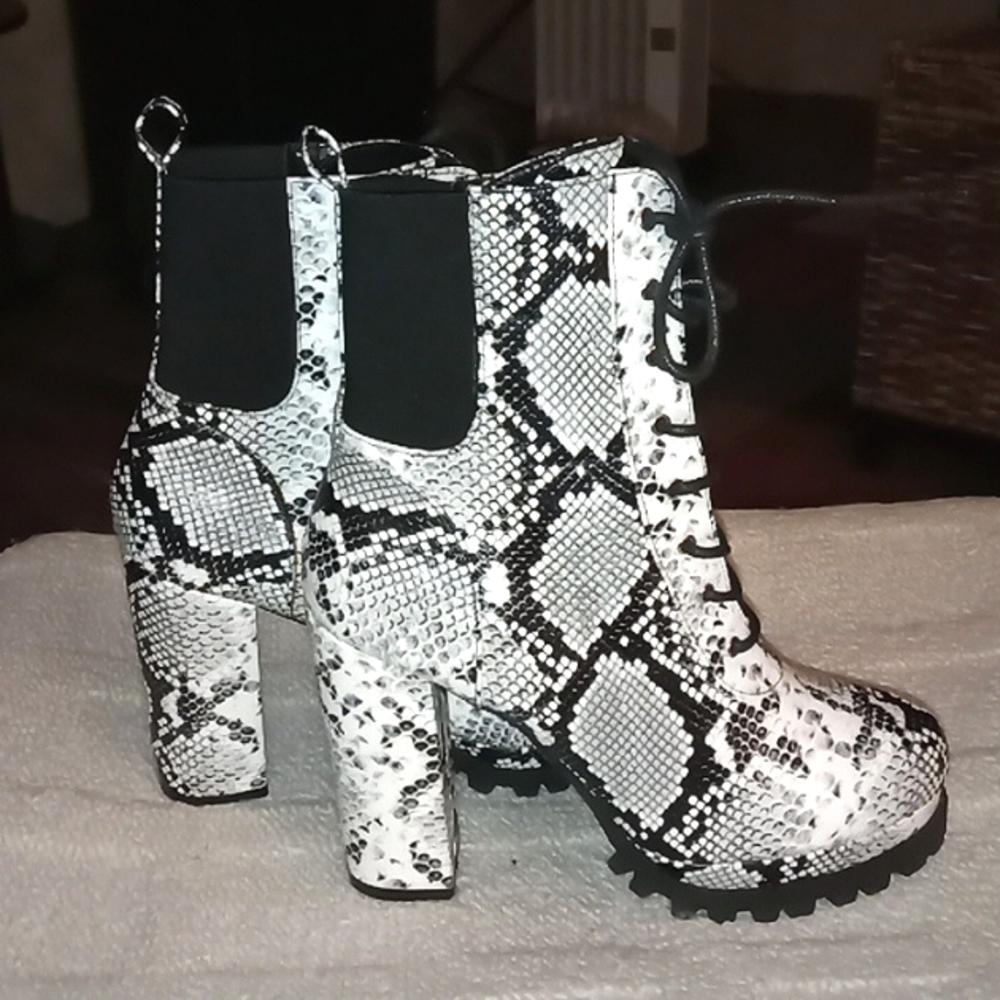 Cape Robbins black and white snake print platform, combat boot, size 8.5
